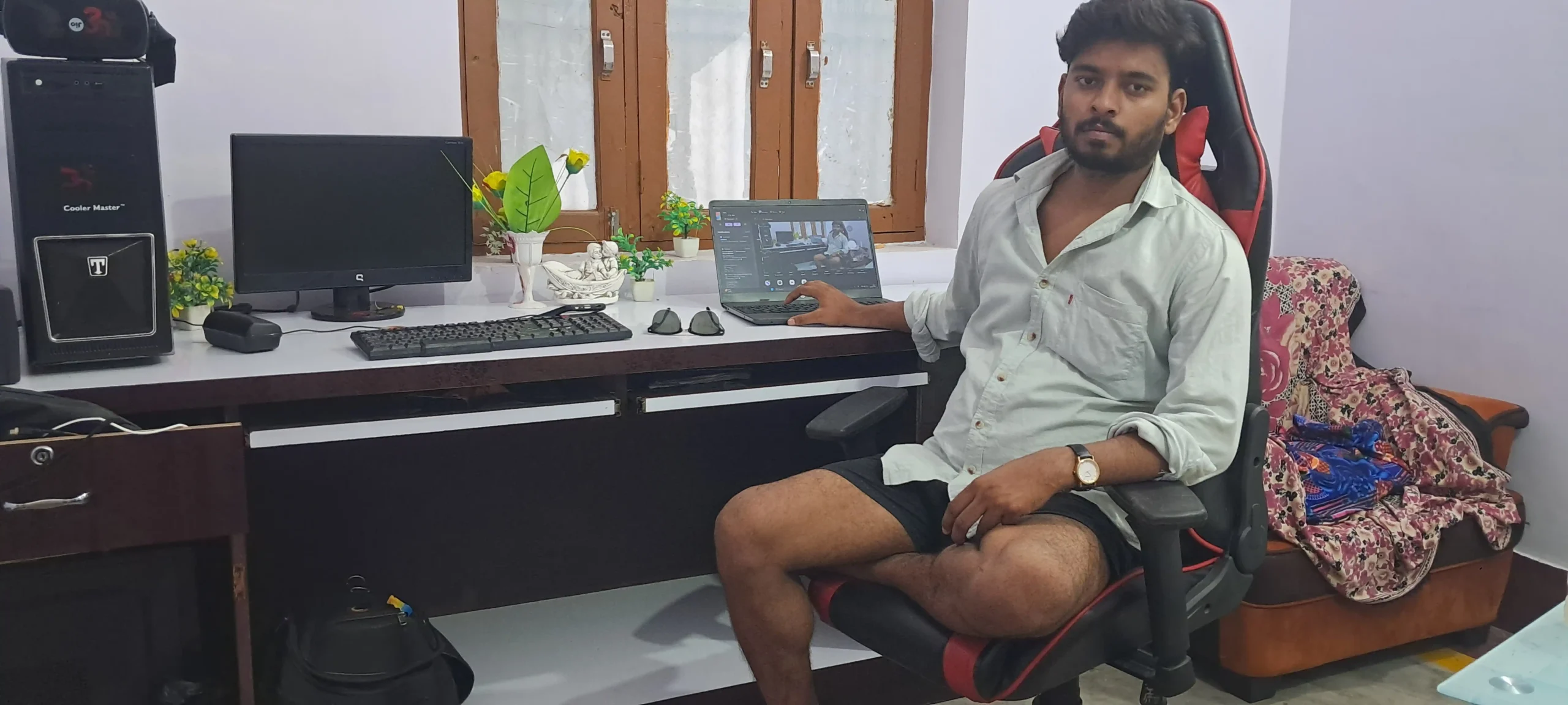 Sonu Kumar अपने ऑफिस में Cyberwalasonu.in पर काम करते हुए